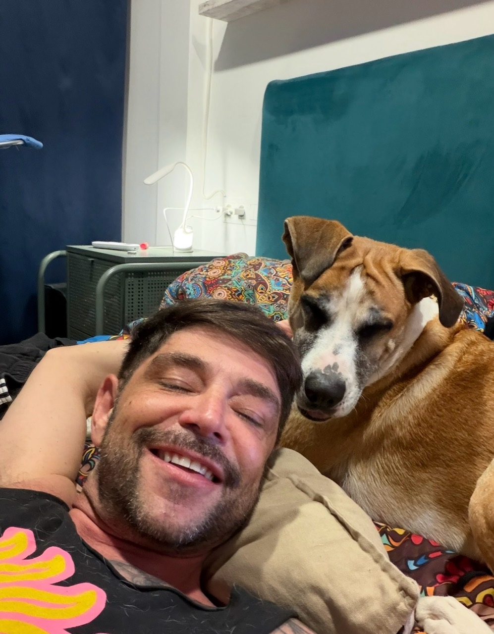 Israel descansando junto a otro perro