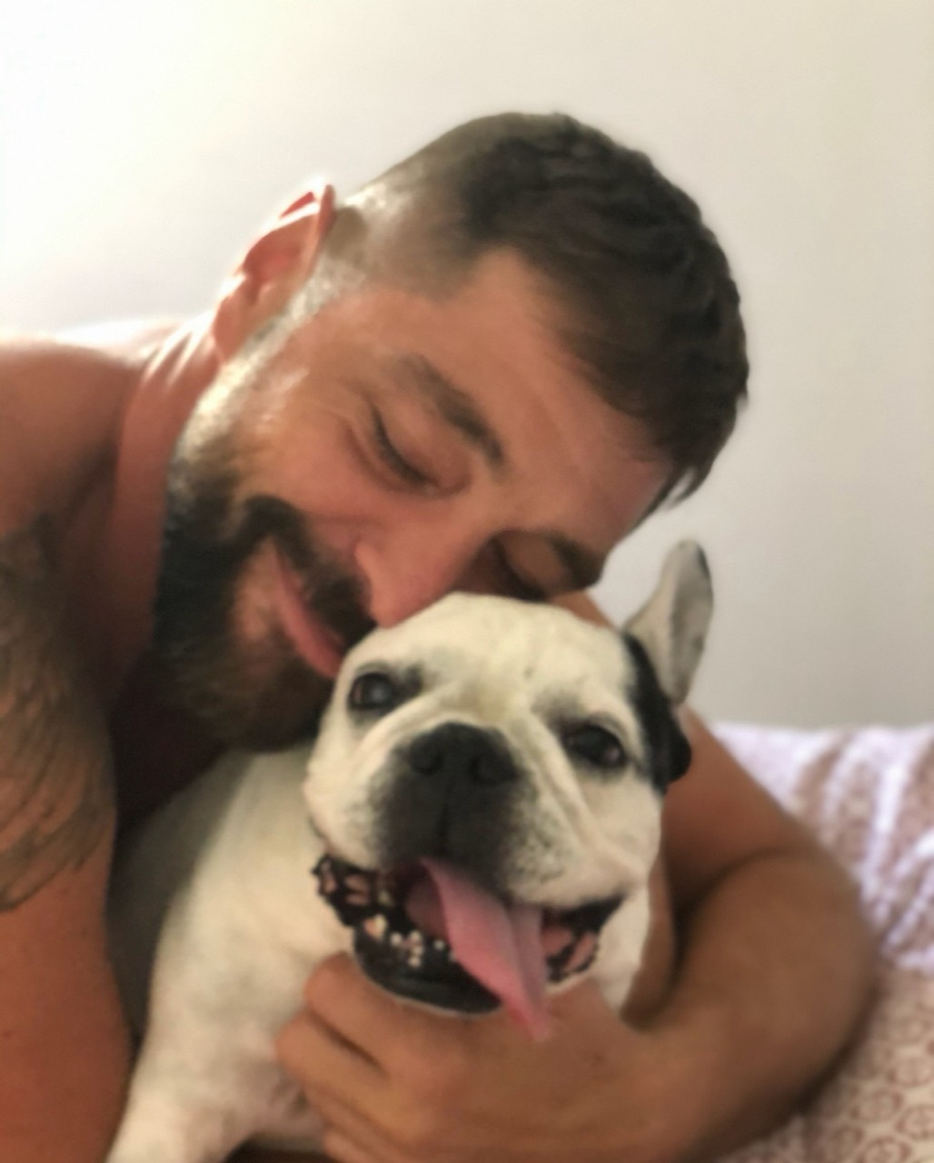 Israel con un perro blanco en un momento de cariño