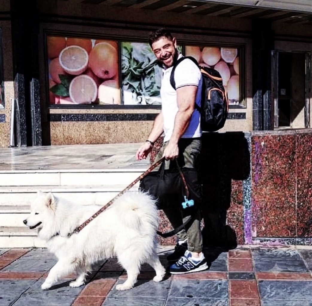 Israel paseando a un perro samoyedo